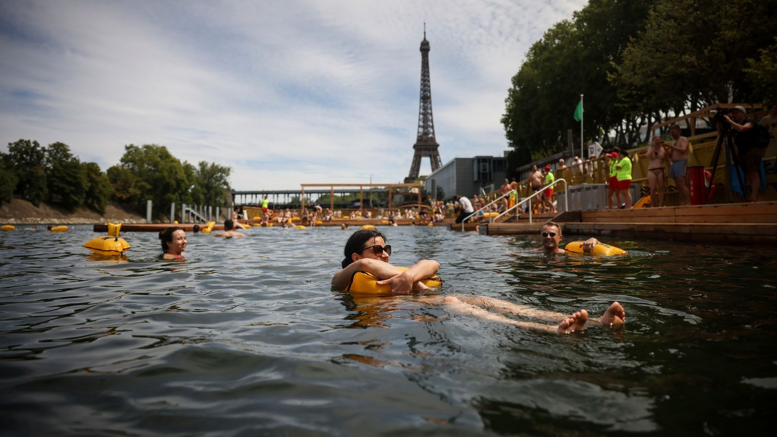 Rund 100.000 Menschen haben die neuen Freibäder in der Seine in Paris genutzt (Archivbild).Foto: Thomas Padilla/AP/dpa Rund 100.000 Menschen haben die neuen Freibäder in der Seine in Paris genutzt (Archivbild).Foto: Thomas Padilla/AP/dpa