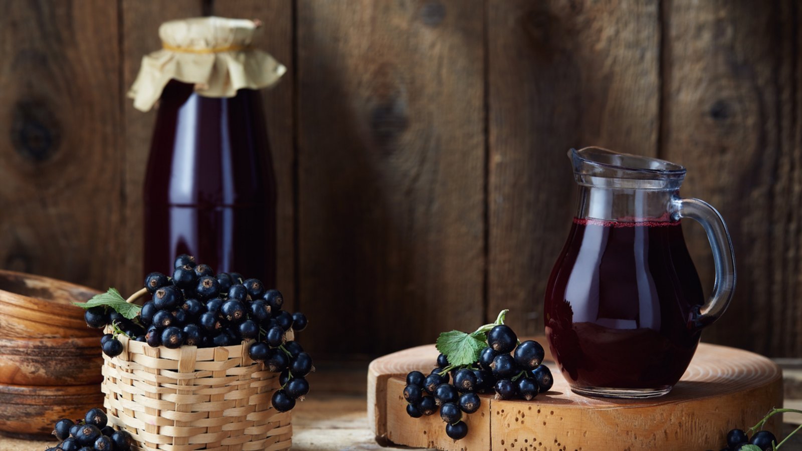 Ideen für schwarze Johannisbeeren gesucht? Wir haben sie.Foto: Melica/Shutterstock