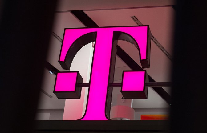 Ein Telekom-Logo strahlt in Magenta - für den Konzern sind die Behördenpläne eine gute Nachricht.<span class='image-autor'>Foto: Rainer Jensen/dpa/dpa-tmn</span>