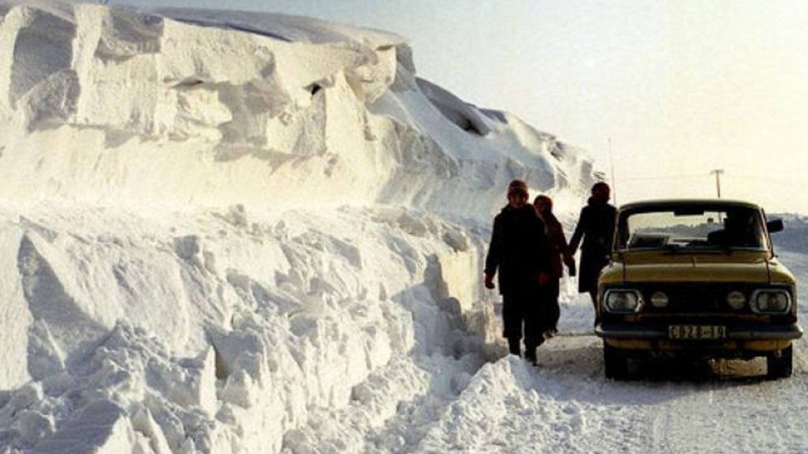 Meterhoch türmen sich die Schneemassen an den Straßen.Foto: dpa