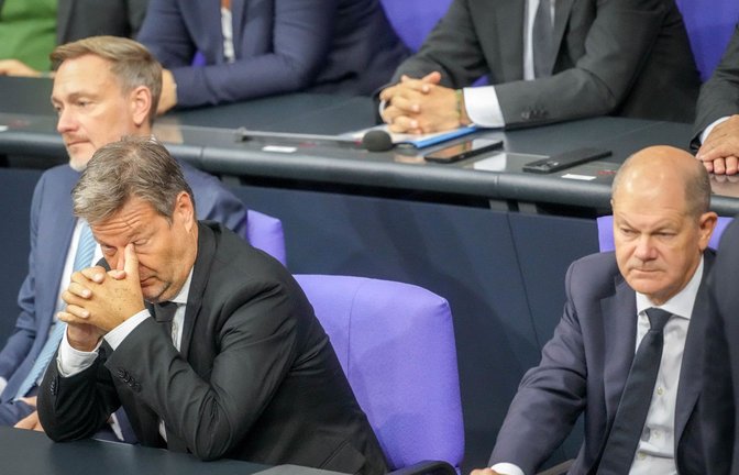 Eine kaputte Beziehung: Olaf Scholz und Christian Lindner. Dazwischen: Vize-Kanzler Robert Habeck.<span class='image-autor'>Foto: dpa/Kay Nietfeld</span>