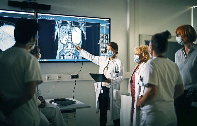 Beim Tumorboard im Klinikum Stuttgart beraten  Ärzte aller Fachrichtungen über  das Therapiekonzept eines Patienten.<span class='image-autor'>Foto: &nbsp;</span>
