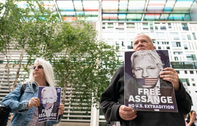 Unterstützer des Wikileaks-Gründers Assange vor dem Innenministerium in London. Der inhaftierte Wikileaks-Gründer Assange geht weiter juristisch gegen seine Auslieferung in die USA vor.<span class='image-autor'>Foto: Dominic Lipinski/PA Wire/dpa</span>