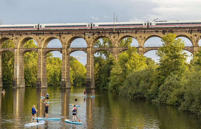 Bei den Zugvögeln am Viadukt in Bietigheim-Bissingen können Sportliche Stand-Up-Bretter und Kanus für eine Tour auf der Enz ausleihen. Der Fluss fließt hier nur sehr gemächlich, sodass sich auch Anfänger ins Wasser trauen können. Nach einer Einweisung an Land führt die Tour durch das 33 Meter hohe Eisenbahnviadukt, vorbei an schöner Natur Richtung Rommelmühle. Von hier aus geht es mit der Strömung wieder zurück zum Ausgangspunkt. Preise und Buchung: www.diezugvoegel.de.<span class='image-autor'>Foto: IMAGO/imagebroker/IMAGO/imageBROKER/Arnulf Hettrich</span>