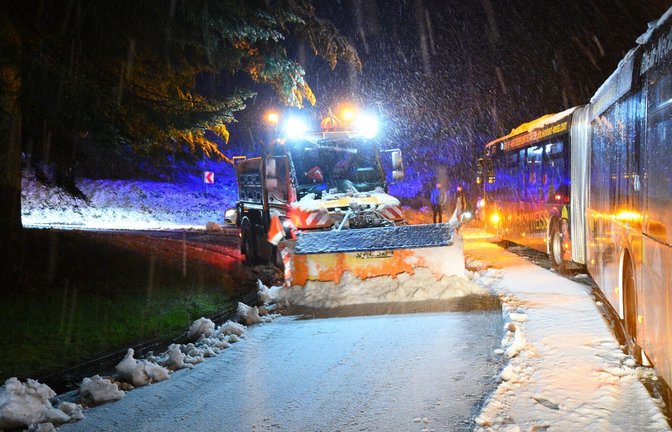 Der Schnee und glatte Straßen haben zu zahlreichen Unfällen geführt. (Archivbild)<span class='image-autor'>Foto: dpa/Rene Priebe</span>