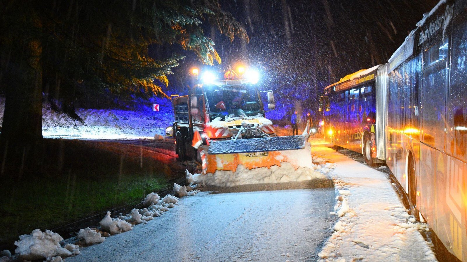 Der Schnee und glatte Straßen haben zu zahlreichen Unfällen geführt. (Archivbild)Foto: dpa/Rene Priebe Der Schnee und glatte Straßen haben zu zahlreichen Unfällen geführt. (Archivbild)Foto: dpa/Rene Priebe
