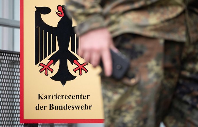 Tausende junge Männer sind offenbar nicht bereit, den für sie verpflichtenden Fragebogen zum neuen Wehrdienst auszufüllen (Symbolfoto).<span class='image-autor'>Foto: Marijan Murat/dpa/Marijan Murat</span>