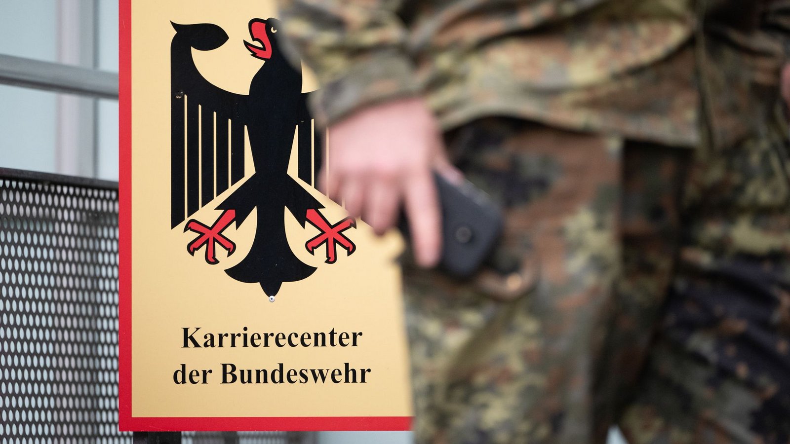 Tausende junge Männer sind offenbar nicht bereit, den für sie verpflichtenden Fragebogen zum neuen Wehrdienst auszufüllen (Symbolfoto).Foto: Marijan Murat/dpa/Marijan Murat Tausende junge Männer sind offenbar nicht bereit, den für sie verpflichtenden Fragebogen zum neuen Wehrdienst auszufüllen (Symbolfoto).Foto: Marijan Murat/dpa/Marijan Murat