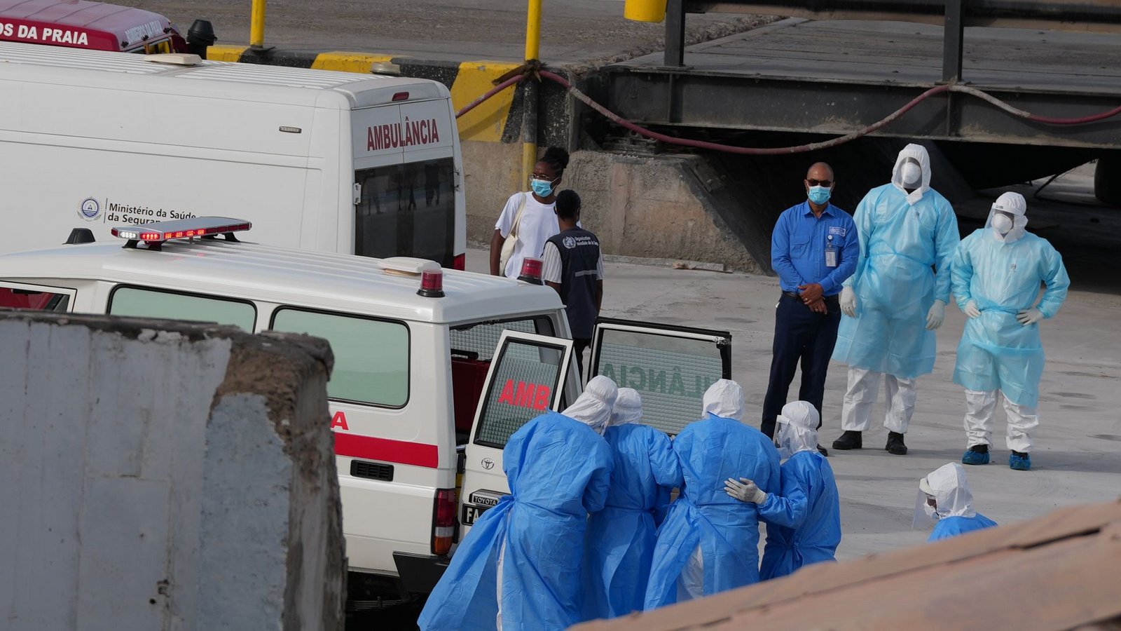 Drei Personen wurden bereits am Donnerstag vom Schiff "Hondius" evakuiert.Foto: Misper Apawu/AP/dpa