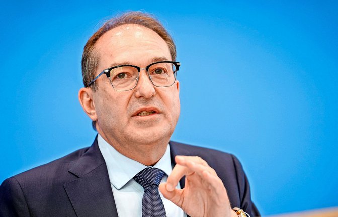Bundesinnenminister Alexander Dobrindt (CSU) sagte im Bundestag, der Zuzug müsse begrenzt werden (Archivbild).<span class='image-autor'>Foto: Kay Nietfeld/dpa/Kay Nietfeld</span>