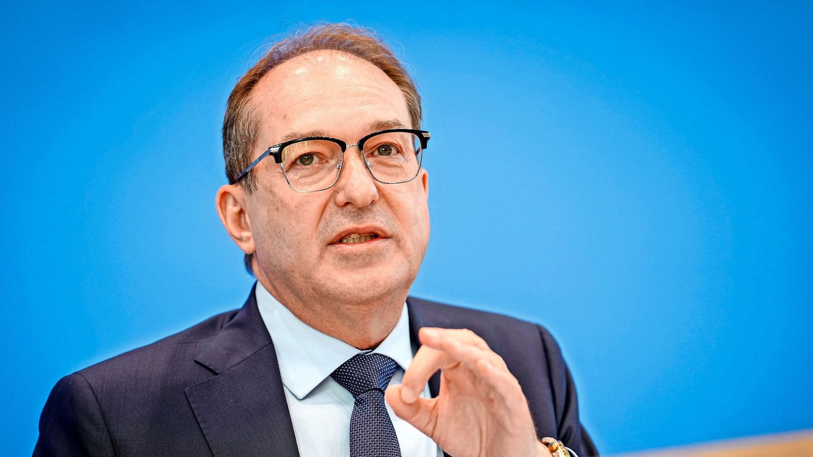 Bundesinnenminister Alexander Dobrindt (CSU) sagte im Bundestag, der Zuzug müsse begrenzt werden (Archivbild).Foto: Kay Nietfeld/dpa/Kay Nietfeld Bundesinnenminister Alexander Dobrindt (CSU) sagte im Bundestag, der Zuzug müsse begrenzt werden (Archivbild).Foto: Kay Nietfeld/dpa/Kay Nietfeld