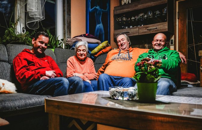 Walter Meisenbacher, Ute und Hugo Kutschera, Siggi Pöttner (von links) mit einer der zahlreichen Heilige-Birma-Katzen in ihrem Wohnzimmer<span class='image-autor'>Foto: © sichtlichmensch/Andy Reiner/Andy Reiner</span>