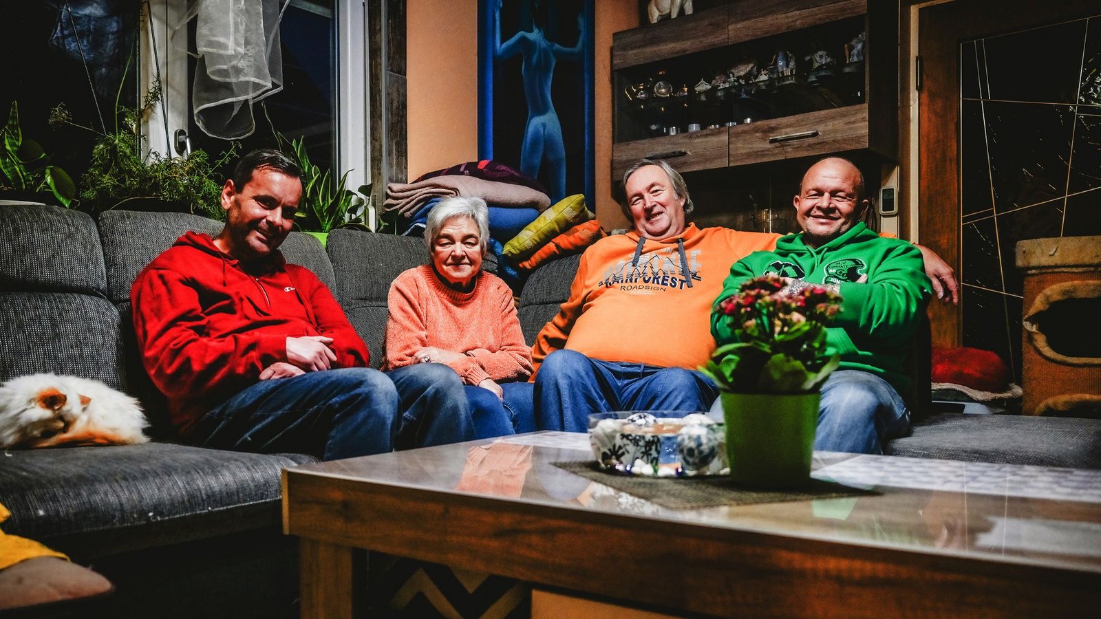 Walter Meisenbacher, Ute und Hugo Kutschera, Siggi Pöttner (von links) mit einer der zahlreichen Heilige-Birma-Katzen in ihrem WohnzimmerFoto: © sichtlichmensch/Andy Reiner/Andy Reiner Walter Meisenbacher, Ute und Hugo Kutschera, Siggi Pöttner (von links) mit einer der zahlreichen Heilige-Birma-Katzen in ihrem WohnzimmerFoto: © sichtlichmensch/Andy Reiner/Andy Reiner