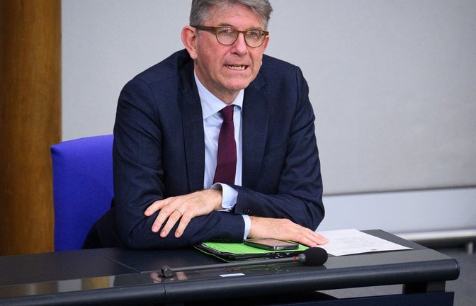 Kulturstaatsminister Wolfram Weimer findet seine Entscheidung zum Ausschluss dreier Buchläden vom Deutschen Buchhandlungspreis richtig. (Archivbild)<span class='image-autor'>Foto: Bernd von Jutrczenka/dpa</span>