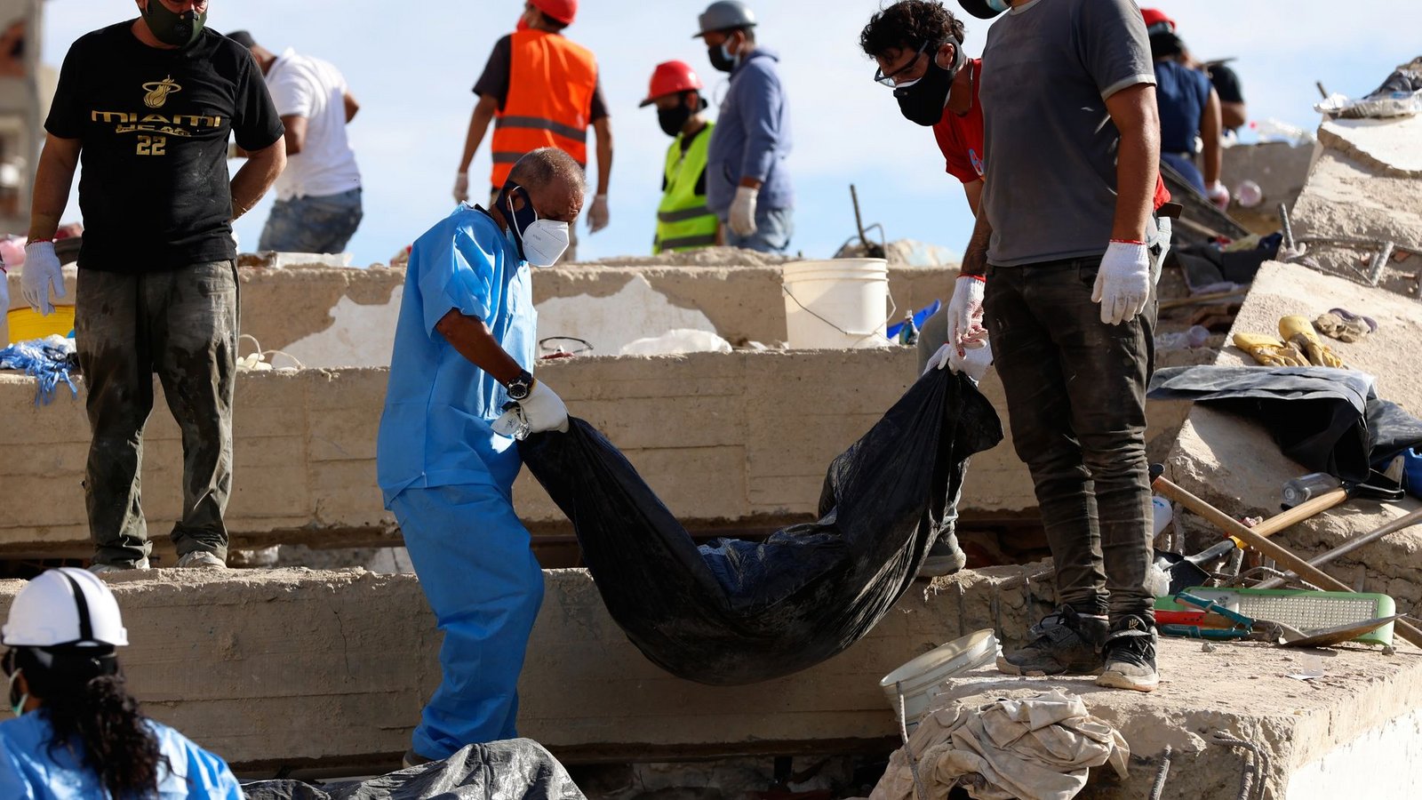 Unter den Trümmern werden noch Tausende Menschen vermutet.Foto: Pedro Mattey/AP/dpa