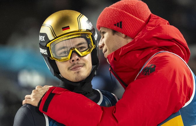 Philipp Raimund ist enttäuscht – da hilft auch der Trost von Teamkollege Andreas Wellinger (re.) nichts.<span class='image-autor'>Foto: IMAGO/NurPhoto</span>