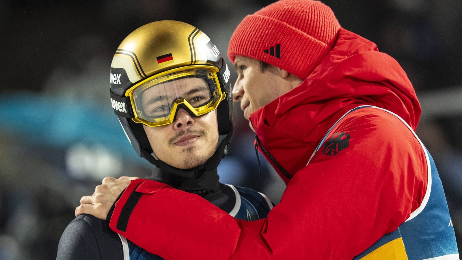 Philipp Raimund ist enttäuscht – da hilft auch der Trost von Teamkollege Andreas Wellinger (re.) nichts.Foto: IMAGO/NurPhoto Philipp Raimund ist enttäuscht – da hilft auch der Trost von Teamkollege Andreas Wellinger (re.) nichts.Foto: IMAGO/NurPhoto
