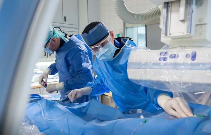 Die  Katheterablation gilt als erfolgversprechende Therapie bei Vorhofflimmern:  Störflächen im Herz werden  gezielt mit Kathetern verödet: Blick in ein Herzkatheterlabor.<span class='image-autor'>Foto: pa/obs Deutsche Gesellschaft für Angiologie - Gesellschaft für Gefäßmedizin e.V./PETER HIMSEL</span>