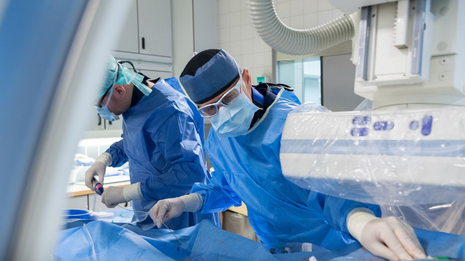 Die Katheterablation gilt als erfolgversprechende Therapie bei Vorhofflimmern: Störflächen im Herz werden gezielt mit Kathetern verödet: Blick in ein Herzkatheterlabor.Foto: pa/obs Deutsche Gesellschaft für Angiologie - Gesellschaft für Gefäßmedizin e.V./PETER HIMSEL Die Katheterablation gilt als erfolgversprechende Therapie bei Vorhofflimmern: Störflächen im Herz werden gezielt mit Kathetern verödet: Blick in ein Herzkatheterlabor.Foto: pa/obs Deutsche Gesellschaft für Angiologie - Gesellschaft für Gefäßmedizin e.V./PETER HIMSEL