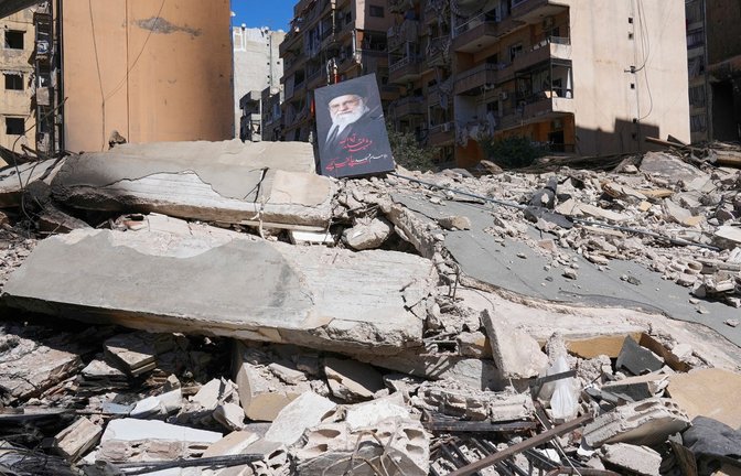 Ein Porträ¤t des verstorbenen iranischen Obersten Führers Chamenei auf den Trümmern eines GebÃ¤udes, das durch einen israelischen Luftangriff in Beirut zerstört wurde.<span class='image-autor'>Foto: Hussein Malla/AP/dpa</span>