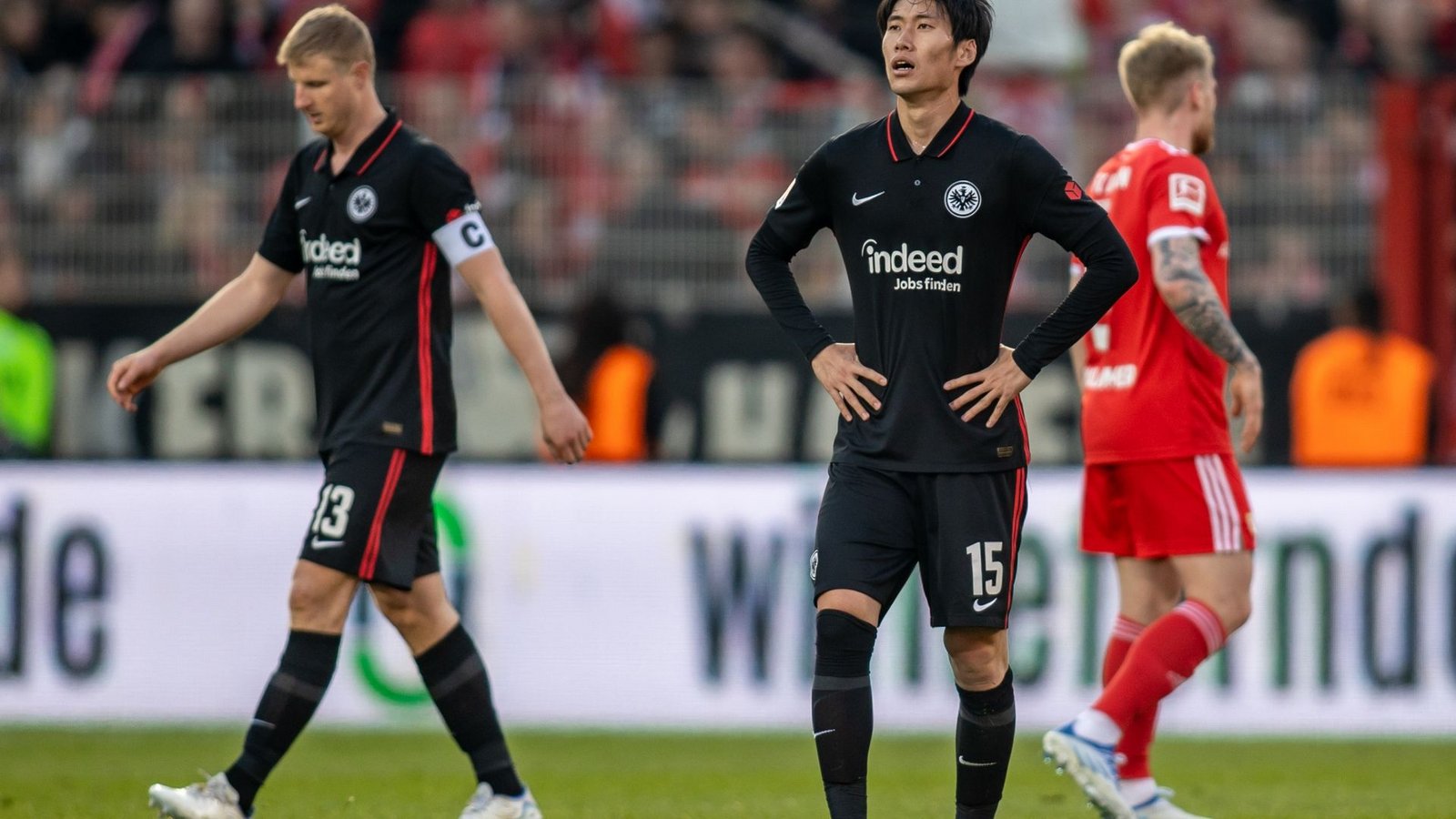 Daichi Kamada von Eintracht Frankfurt steht nach der Niederlage enttäuscht auf dem Spielfeld.Foto: Andreas Gora/dpa