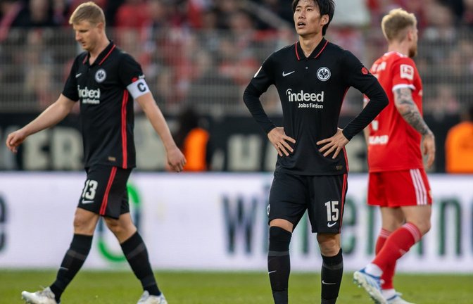 Daichi Kamada von Eintracht Frankfurt steht nach der Niederlage enttäuscht auf dem Spielfeld.<span class='image-autor'>Foto: Andreas Gora/dpa</span>