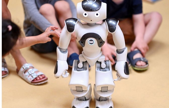 Innovationen aus Baden-Württemberg: Der humanoide Roboter „NAO“ wurde am Karlsruher Institut für Technologie (KIT) entwickelt, um Künstliche Intelligenz (KI) und Robotik für alle Menschen erfahrbar zu machen.<span class='image-autor'>Foto: dpa/Uli Deck</span>
