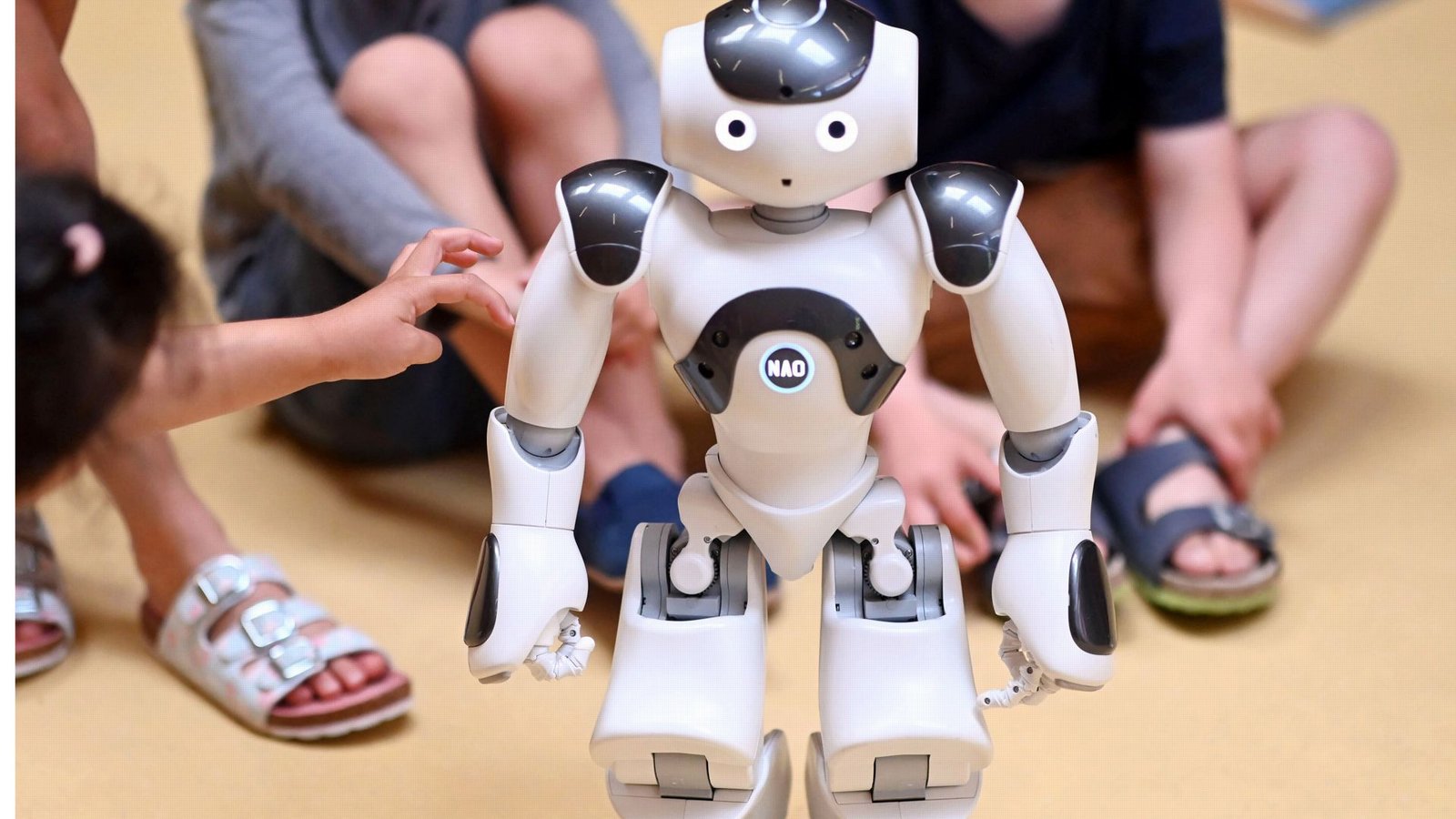 Innovationen aus Baden-Württemberg: Der humanoide Roboter „NAO“ wurde am Karlsruher Institut für Technologie (KIT) entwickelt, um Künstliche Intelligenz (KI) und Robotik für alle Menschen erfahrbar zu machen.Foto: dpa/Uli Deck Innovationen aus Baden-Württemberg: Der humanoide Roboter „NAO“ wurde am Karlsruher Institut für Technologie (KIT) entwickelt, um Künstliche Intelligenz (KI) und Robotik für alle Menschen erfahrbar zu machen.Foto: dpa/Uli Deck