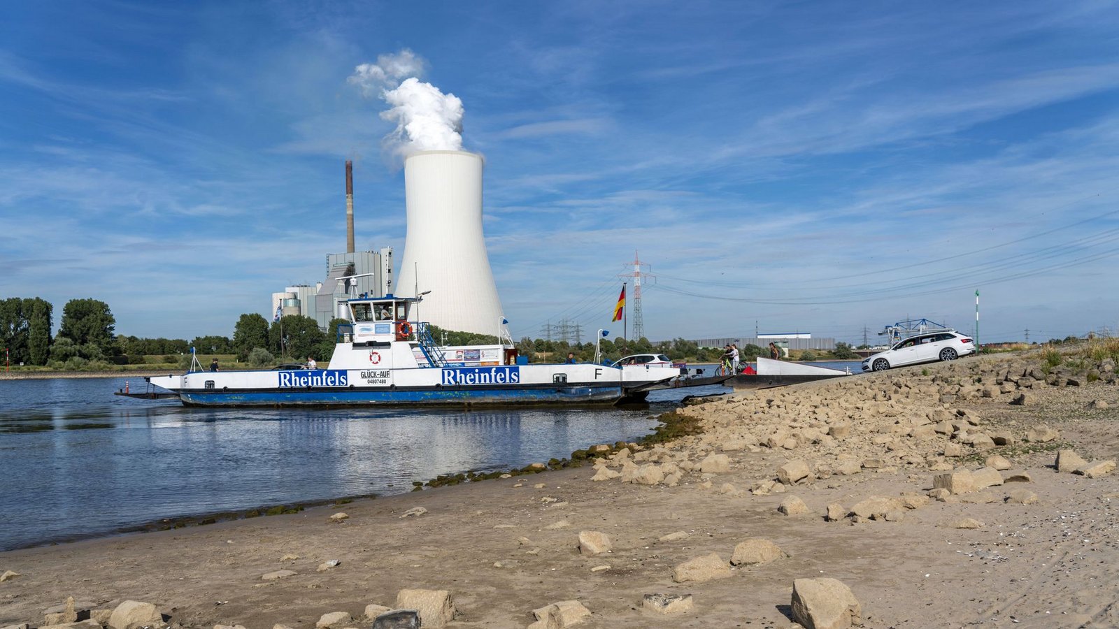 Der Rhein führt wenig Wasser – das hat Folgen für die Binnenschifffahrt und die Energieversorger.Foto: Imago//Jochen Tack