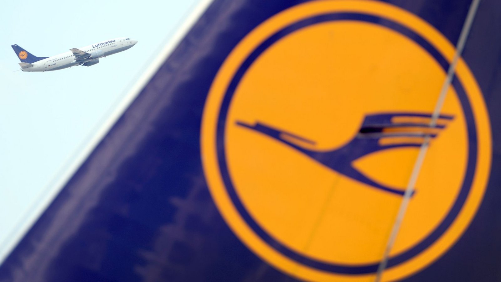 Lufthansa fliegt erstmal nicht nach Israel.Foto: Arne Dedert/dpa