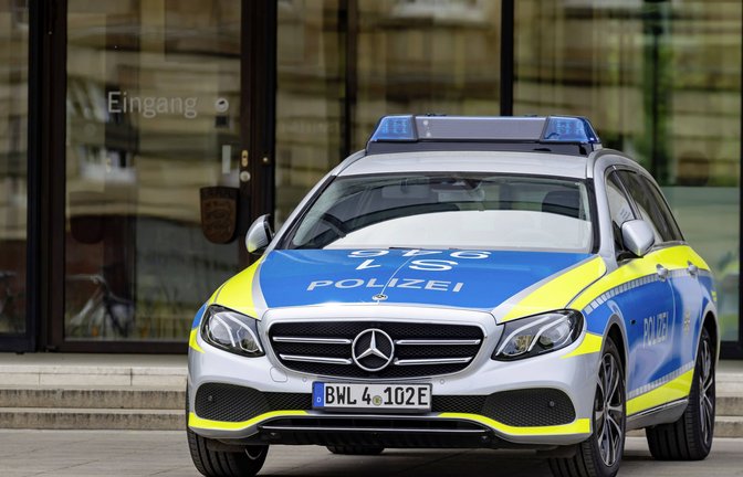 Ein Polizeiauto steht vor der Hauptpforte des Landtags. Wie gut ist der gegen Angriffe von innen und außen geschützt?<span class='image-autor'>Foto: imago images/Arnulf Hettrich</span>