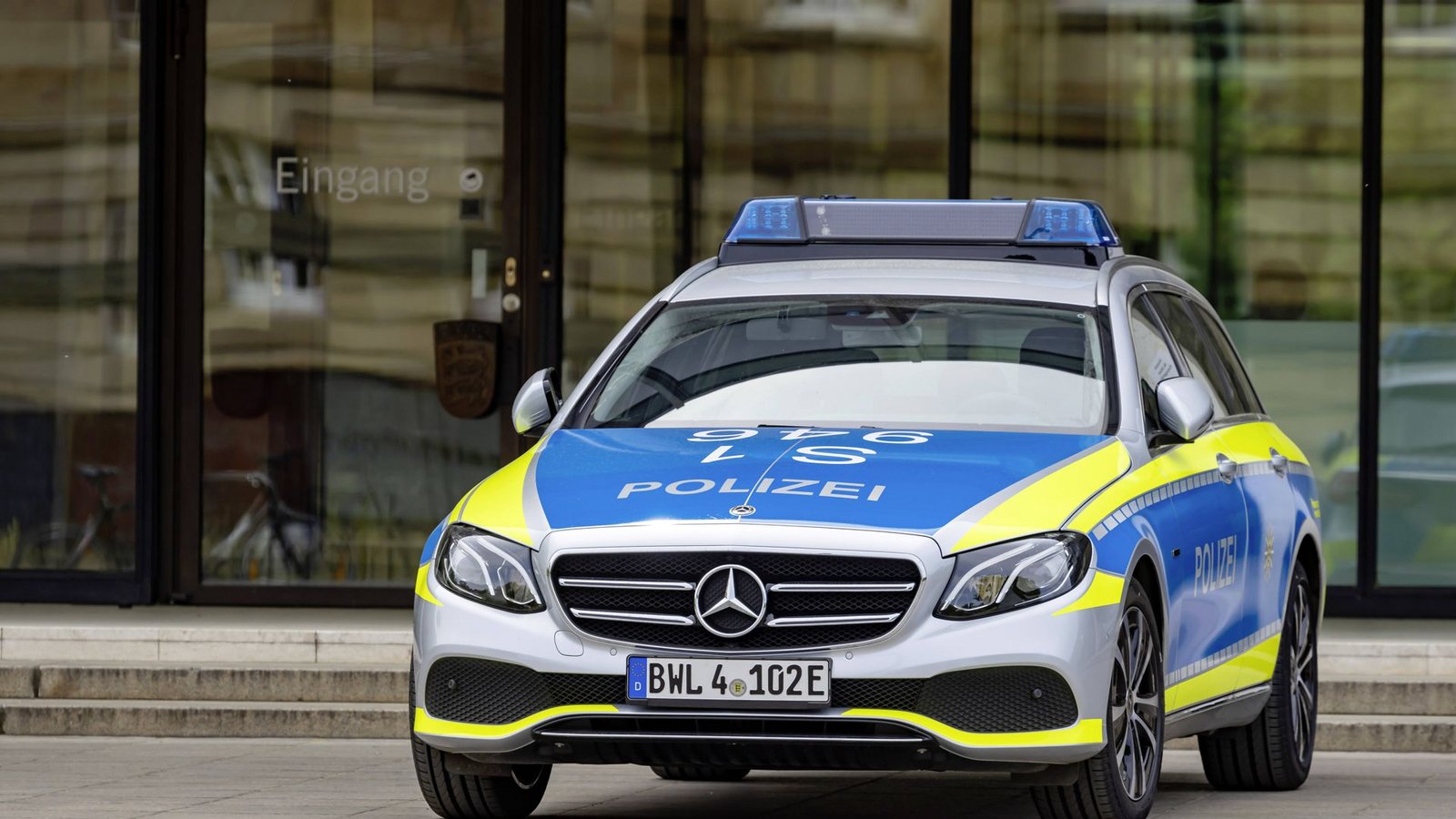 Ein Polizeiauto steht vor der Hauptpforte des Landtags. Wie gut ist der gegen Angriffe von innen und außen geschützt?Foto: imago images/Arnulf Hettrich