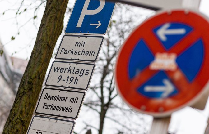 Ein Schild weist auf eine Anwohnerparkplatz hin.<span class='image-autor'>Foto: dpa/Philipp von Ditfurth</span>