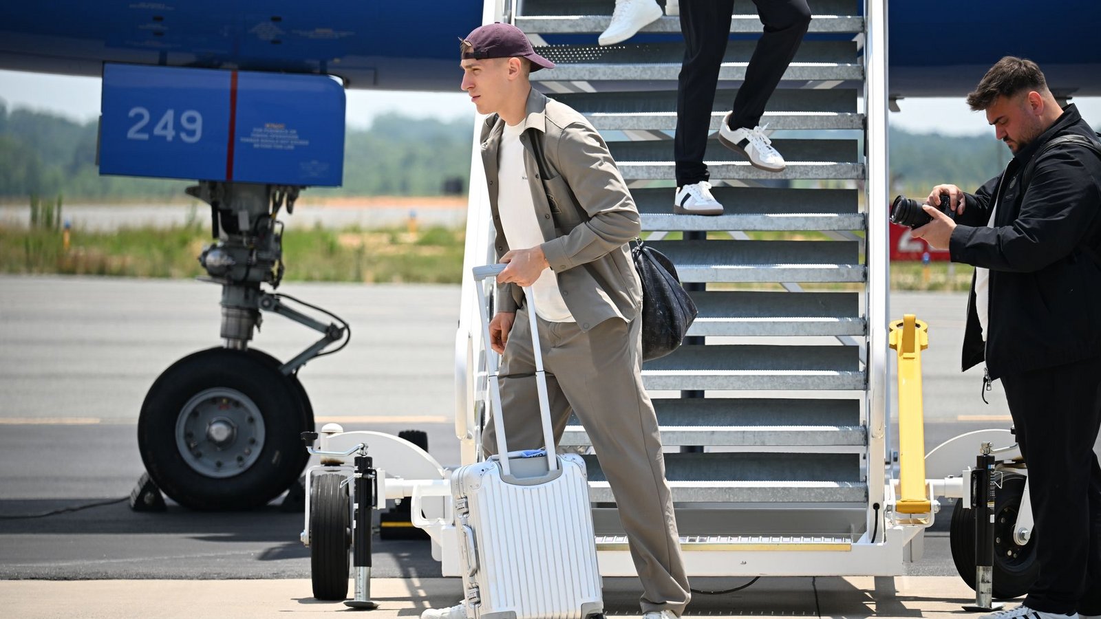Nico Schlotterbeck steigt aus dem DFB-Flieger.Foto: Federico Gambarini/dpa Nico Schlotterbeck steigt aus dem DFB-Flieger.Foto: Federico Gambarini/dpa
