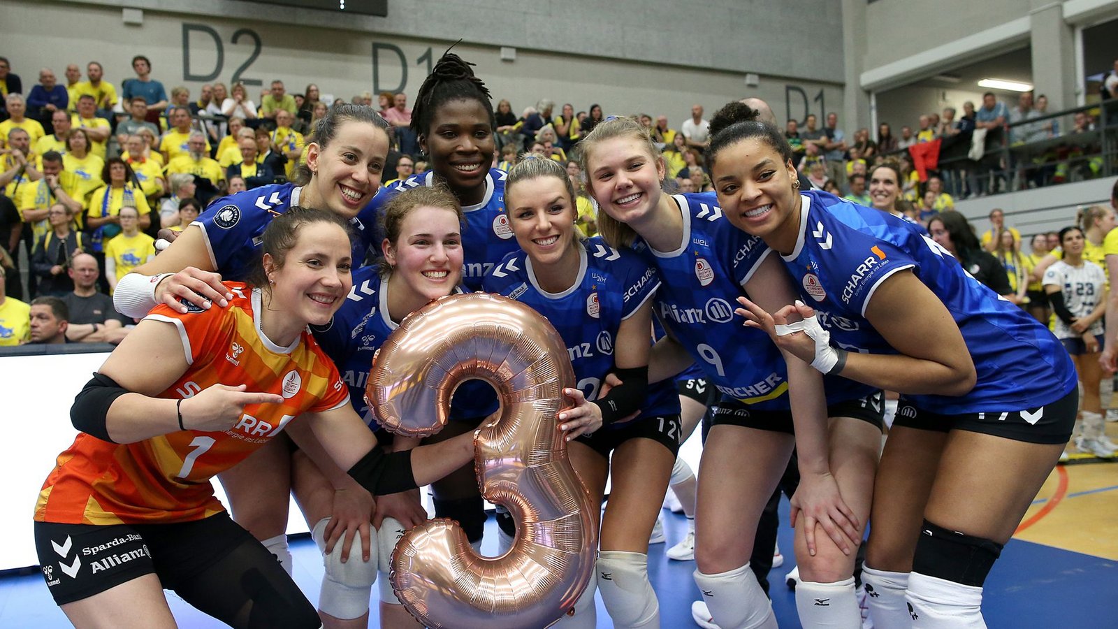Die „3“ ist immer mit dabei bei den Feierlichkeiten des dritten Titels dieser Saison.Foto: Pressefoto Baumann/Cathrin Müller