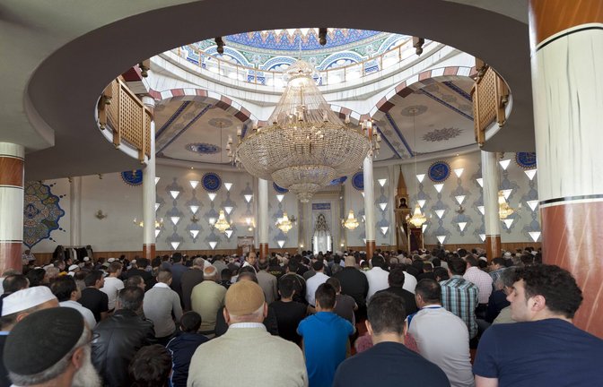Muslime beten in der Mannheimer Ditib-Moschee.<span class='image-autor'>Foto: imago stock&people</span>
