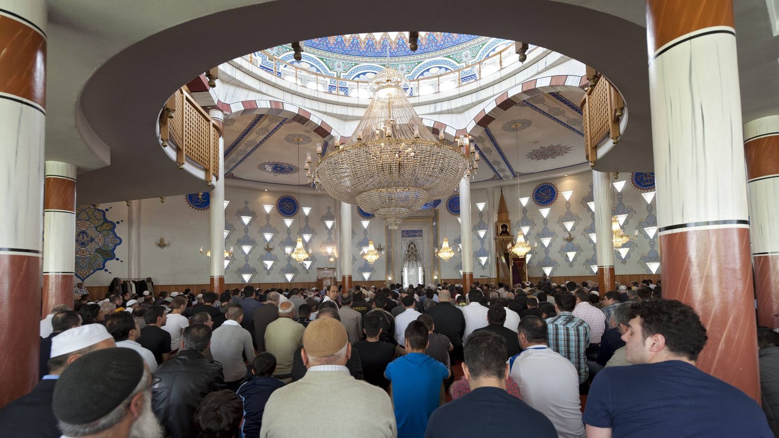 Muslime beten in der Mannheimer Ditib-Moschee.Foto: imago stock&people