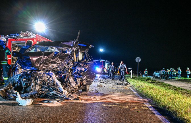 Bei dem Unfall kamen zwei Autofahrer ums Leben.<span class='image-autor'>Foto: Jason Tschepljakow/dpa</span>