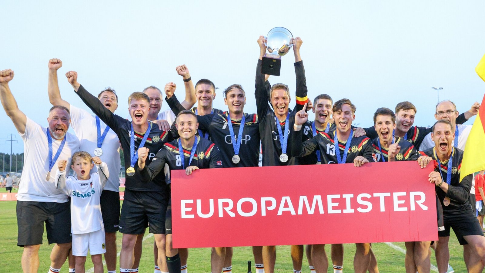 Die deutsche Faustball-Nationalmannschaft bejubelt nach ihrem knappen Sieg gegen Österreich die Titelverteidigung bei der Europameisterschaft. Foto: Faustball Deutschland/Spille