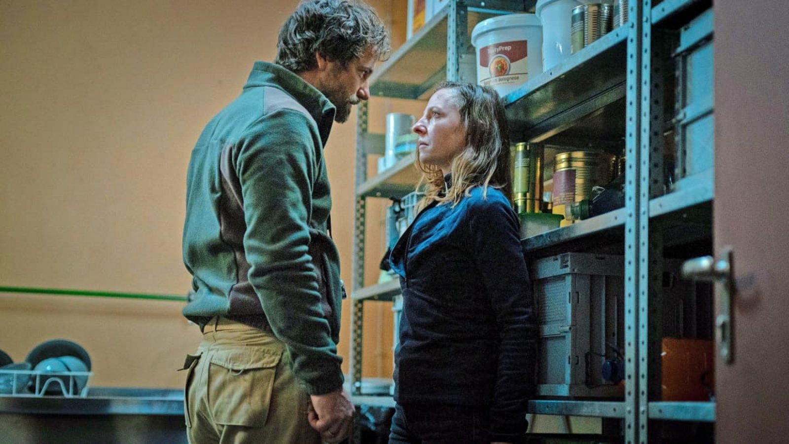 Elara Schmidtke (Katharina Schüttler) hat den Survivaltrainer Moritz Zechmann (Florian Stetter) herausgefordert - Szene aus „Tatort: Die letzten Menschen von Köln“.dpa/WDR