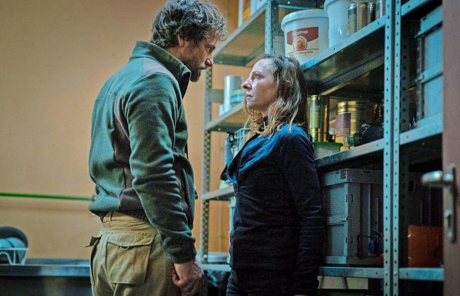 Elara Schmidtke (Katharina Schüttler) hat den Survivaltrainer Moritz Zechmann (Florian Stetter) herausgefordert - Szene aus „Tatort: Die letzten Menschen von Köln“.<span class='image-autor'>dpa/WDR</span>