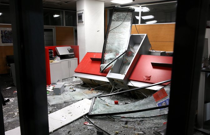 Außer den Geldautomaten ist auch der komplette Eingangsbereich der Wiernsheimer Sparkasse bei der Sprengung zerstört worden. <span class='image-autor'>Foto: Archiv</span>