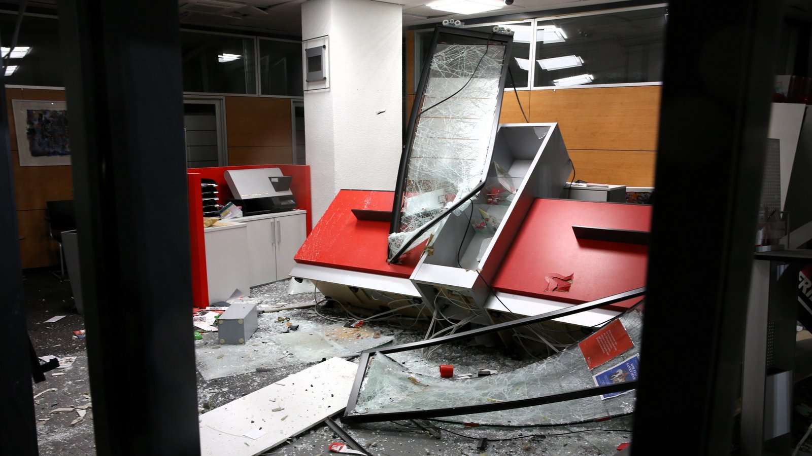Außer den Geldautomaten ist auch der komplette Eingangsbereich der Wiernsheimer Sparkasse bei der Sprengung zerstört worden. Foto: Archiv Außer den Geldautomaten ist auch der komplette Eingangsbereich der Wiernsheimer Sparkasse bei der Sprengung zerstört worden. Foto: Archiv