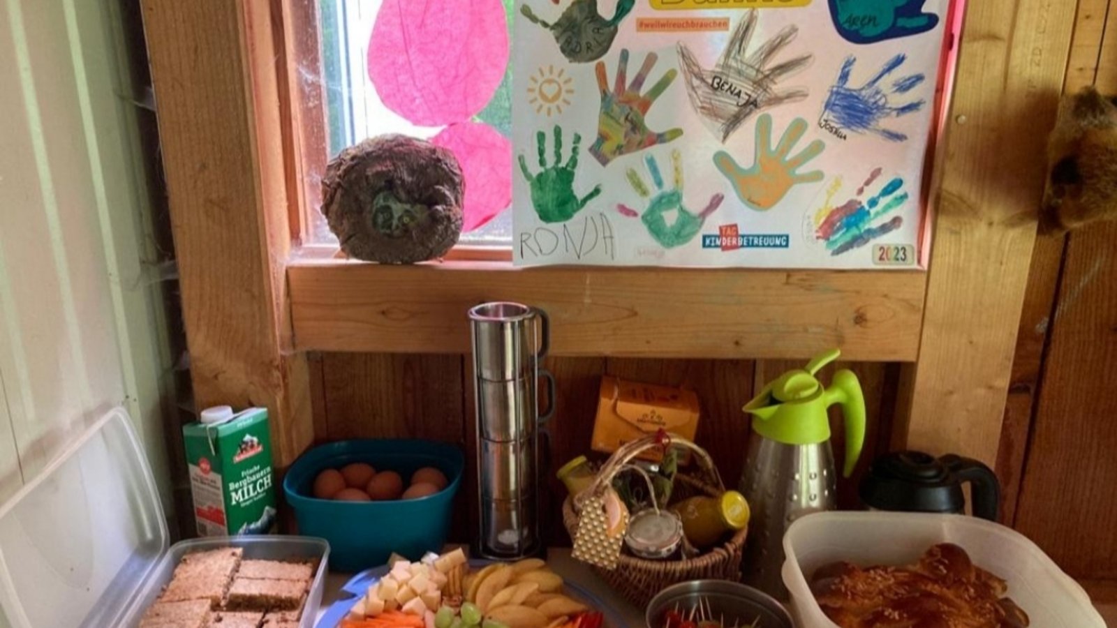 Mit einem Frühstück und selbst gestalteten Grüßen haben die Kinder und Eltern der Sachsenheimer Kindergärten den Betreuerinnen und Betreuern ihren Dank ausgesprochen.  Fotos: p