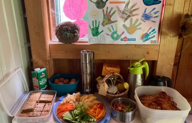 Mit einem Frühstück und selbst gestalteten Grüßen haben die Kinder und Eltern der Sachsenheimer Kindergärten den Betreuerinnen und Betreuern ihren Dank ausgesprochen.  <span class='image-autor'>Fotos: p</span>