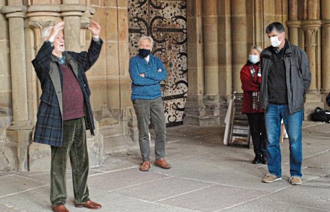 Beeindruckend mit welcher Akribie und tiefen Fachwissen Gottfried Retsch die einmalige Architektur des Paradieses und die feinsinnige Bauweise des Paradiesmeisters erklärt. Foto: Filitz