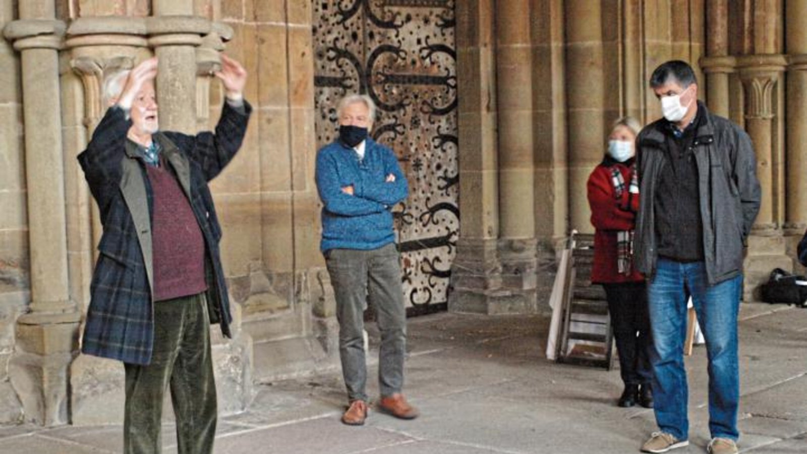 Beeindruckend mit welcher Akribie und tiefen Fachwissen Gottfried Retsch die einmalige Architektur des Paradieses und die feinsinnige Bauweise des Paradiesmeisters erklärt. Foto: Filitz Beeindruckend mit welcher Akribie und tiefen Fachwissen Gottfried Retsch die einmalige Architektur des Paradieses und die feinsinnige Bauweise des Paradiesmeisters erklärt. Foto: Filitz
