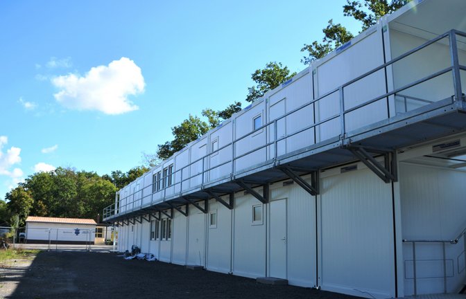 Die neue Illinger Flüchtlingsunterkunft ist weitgehend fertiggestellt, wie Bürgermeister Armin Pioch am Dienstag in der Gemeinderatssitzung in der Stromberghalle mitteilte. Es fehlten noch einige Einrichtungsgegenstände, dann sei sie bezugsfertig. Es werde einen Besichtigungstermin für den Gemeinderat geben. Pioch ließ keine Zweifel an der Notwendigkeit der Unterkunft. „Der Zustrom aus der Ukraine ist groß“, so der Verwaltungschef. Hinzu kämen Geflüchtete aus Nordafrika, Syrien und Afghanistan. Die Zahlen des großen Flüchtlingsstroms von 2015 seien bereits deutlich überschritten, so Pioch am Dienstagabend. <span class='image-autor'>Foto: Stahlfeld</span>
