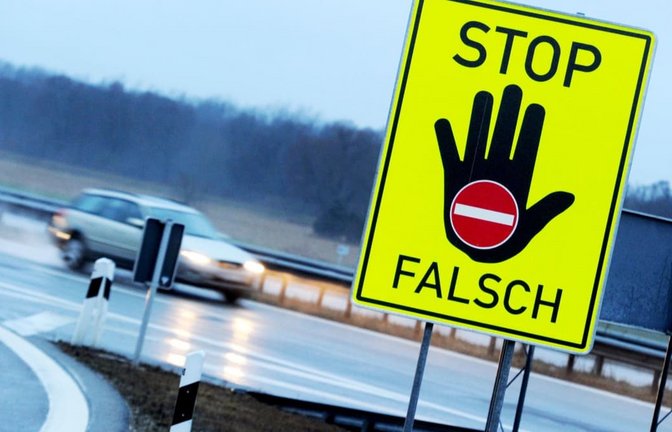 Wer falsch auf die Autobahn auffährt, bringt sich und andere in Lebensgefahr. An manchen Auffahrten warnen Schilder davor, dass man irrtümlich die falsche Richtung eingeschlagen hat.<span class='image-autor'>dpa/Tobias Hase</span>