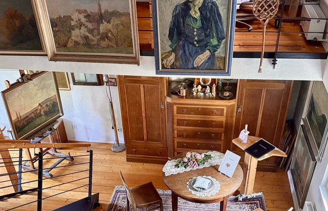 Eheschließung im Strich-Chapell-Zimmer. Kurios: Bei einer Trauung hat Standesbeamtin Ina Kissing den Bräutigam am Esstisch seiner Urgroßmutter verheiratet.  <span class='image-autor'>Fotos: Gemeinde Sersheim</span>